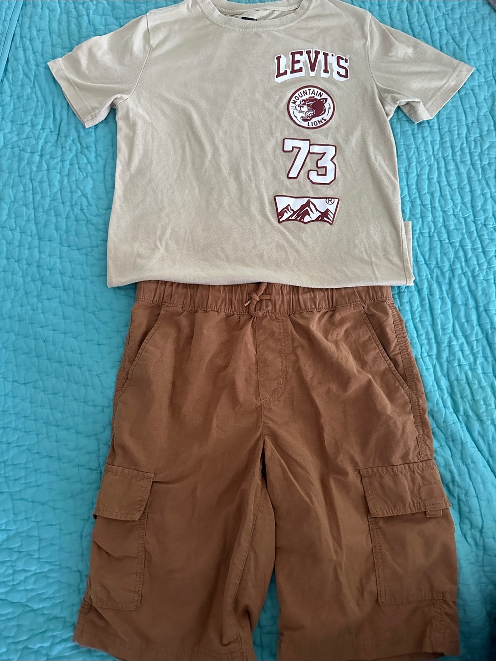 Levi's Kids Beige Graphic Tee - SZ L BUNDLED with Sonoma Shorts XL FREE 🎁